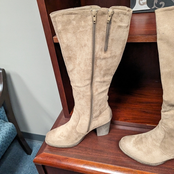 NWOT Pierre Dumas Tan suede heel boots - Picture 3 of 5